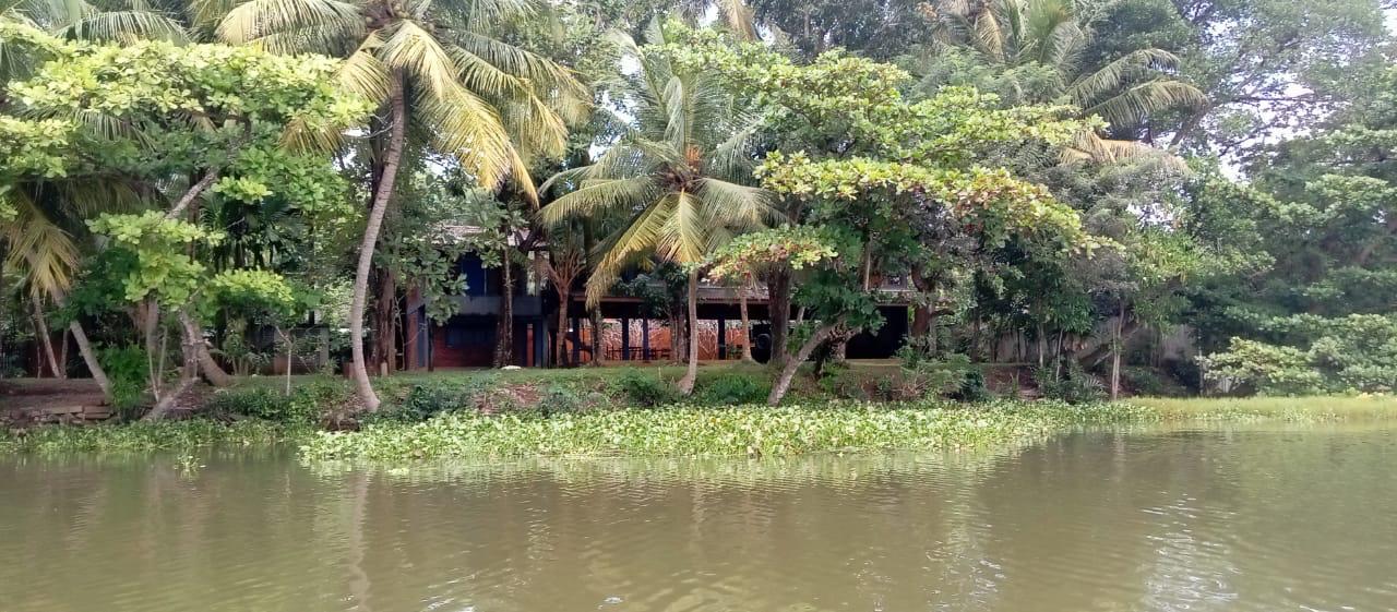 Lake front 4 BR Villa with Restaurant, function hall for long term rent in Bolgoda