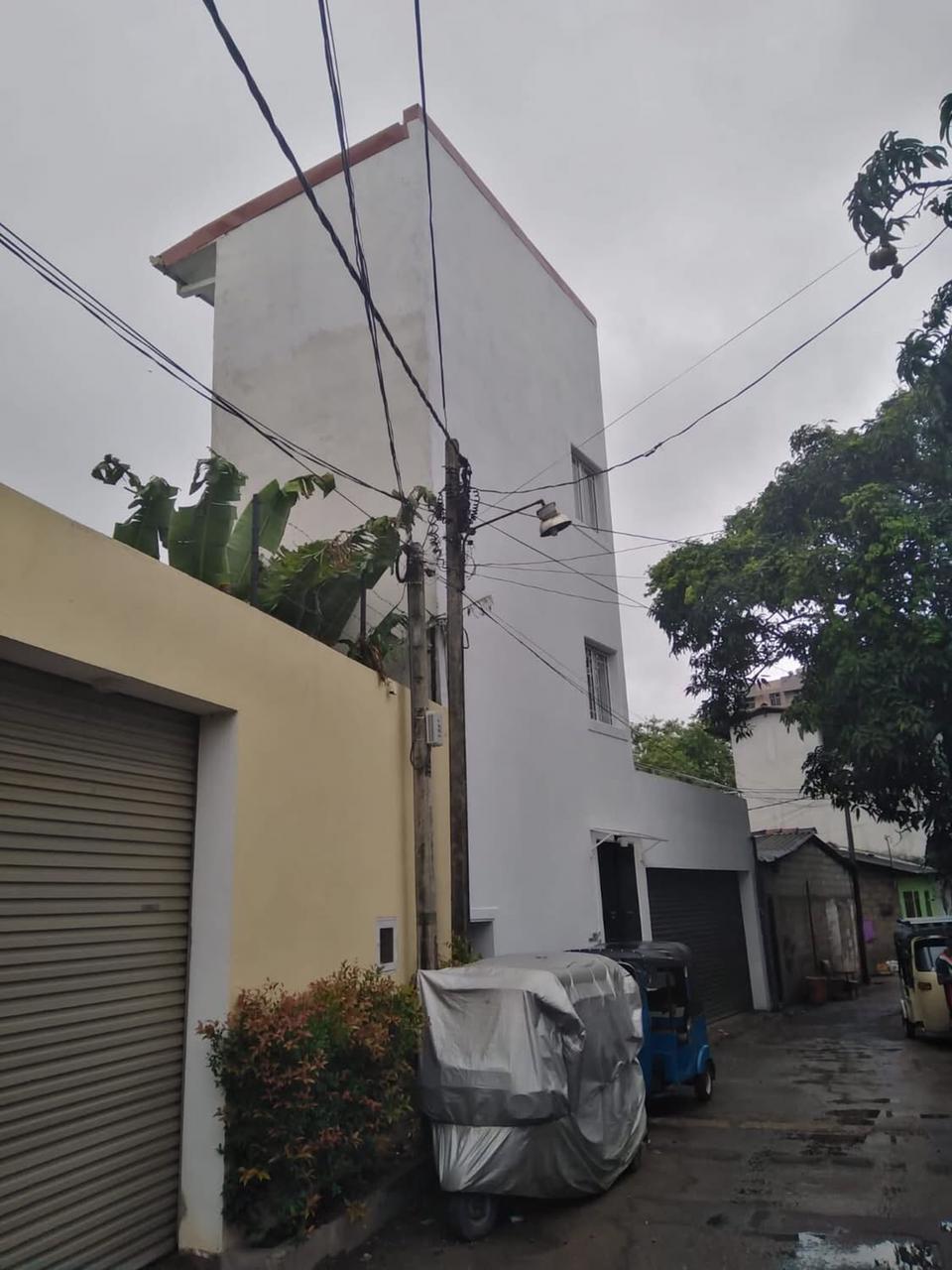 Spacious 6 Bedroom House for Sale in Kirulapana