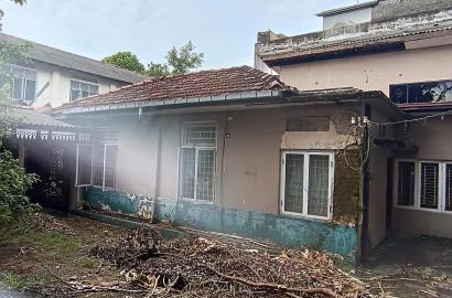 Land with an old house for sale at wellawatta